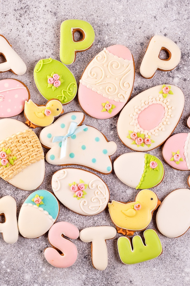 Печенье Счастливой Пасхи на сером столе