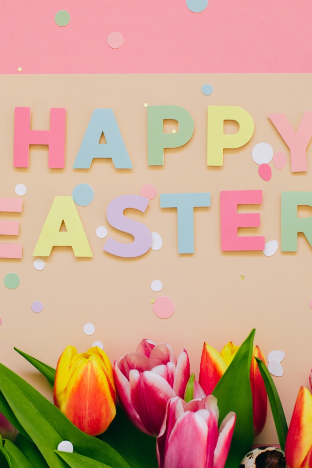 Надпись Счастливой Пасхи на столе с тюльпанами