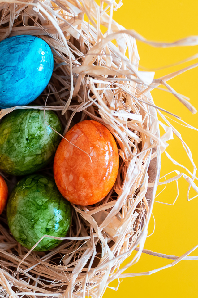 Разноцветные крашеные яйца в гнезде на Светлый праздник Пасха