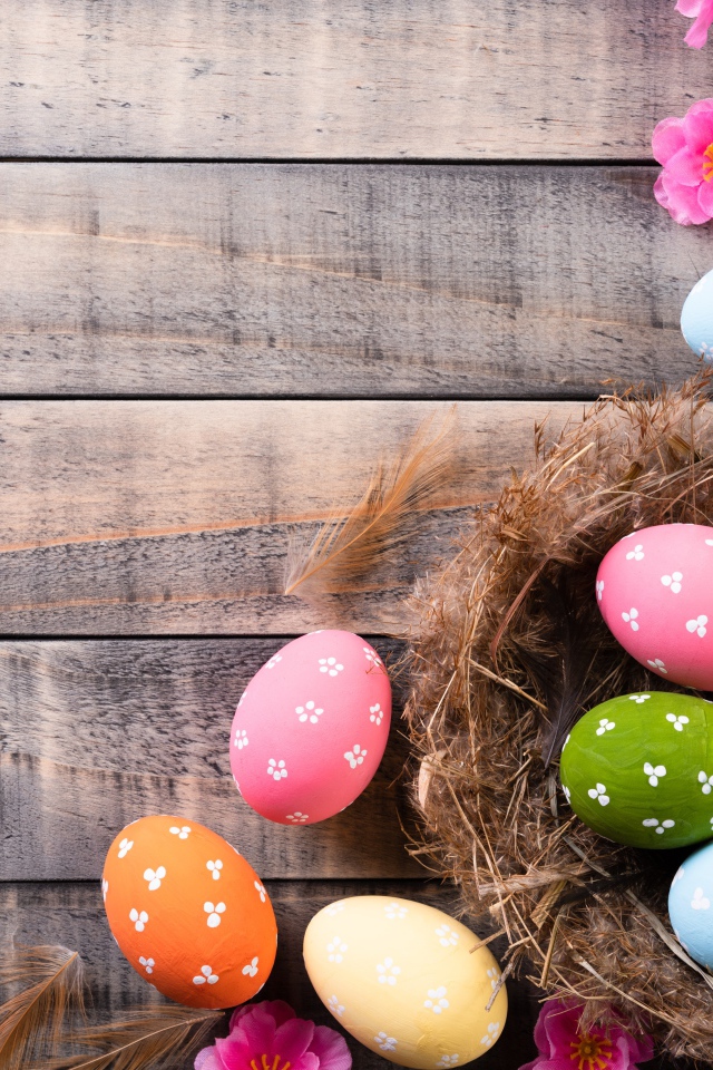 Разноцветные яйца в гнезде на столе на Великий православный праздник Пасха