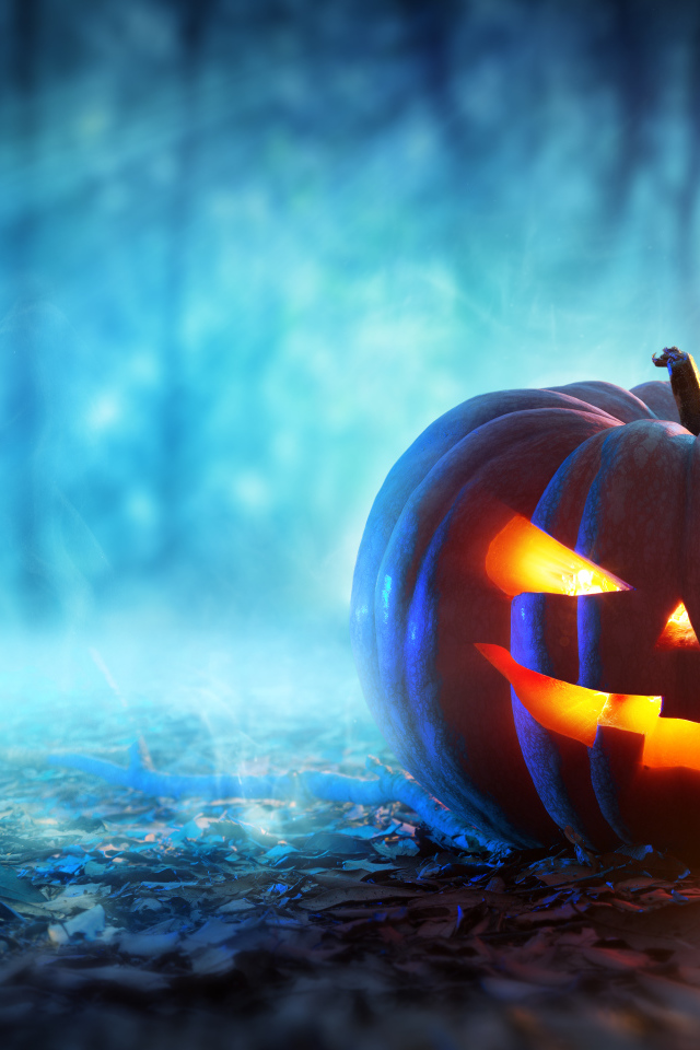 Грозный фонарь тыква на листве на Хэллоуин