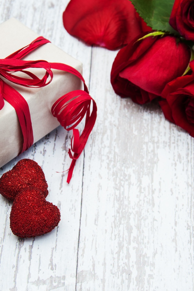 Красивый букет роз и подарок для любимой на 8 марта