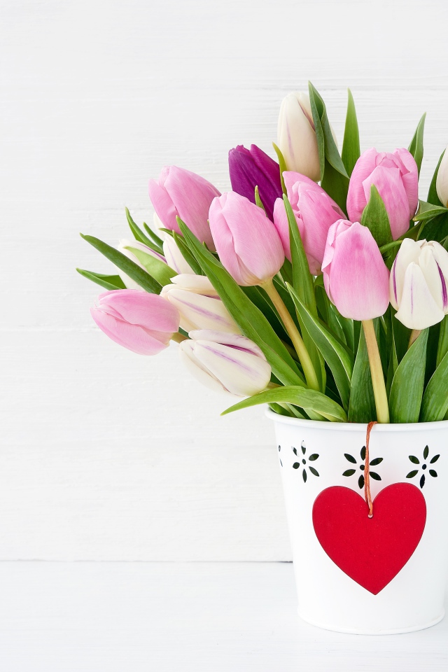 Букет тюльпанов в вазе и сердечко для любимой