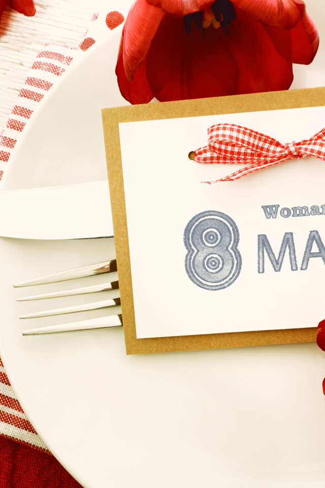 Открытка с красными тюльпанами на тарелке на 8 марта