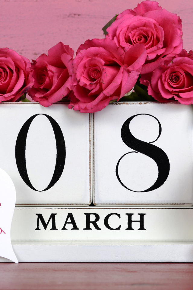 Розовые розы на Международный женский день 8 марта