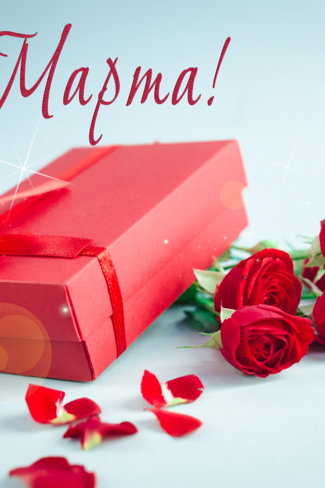Красные розы с подарком на голубом фоне на 8 марта