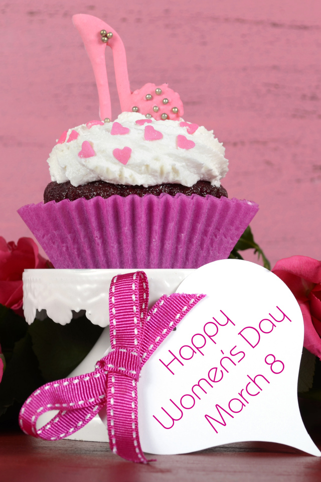 Сладкий кекс и цветы на Международный женский день 8 марта