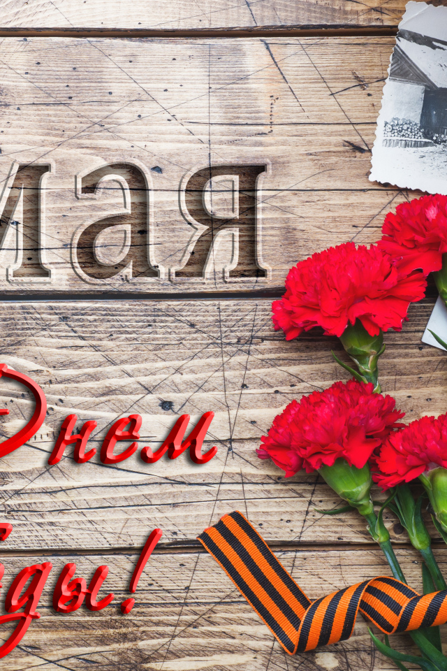 Букет гвоздик, свечи и старые фото на День Победы 9 мая