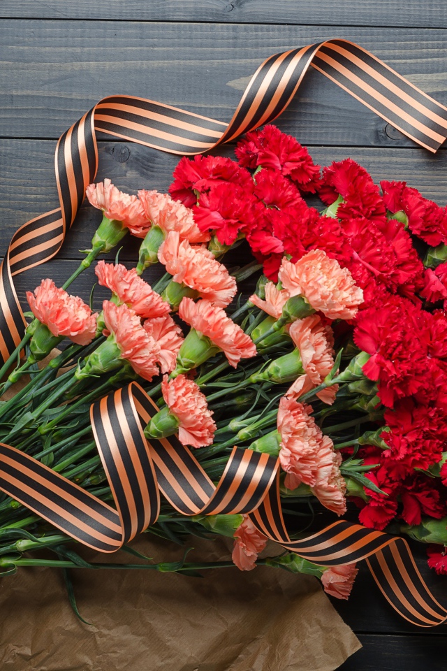 Букет гвоздик с георгиевской лентой на День Победы 9 мая 