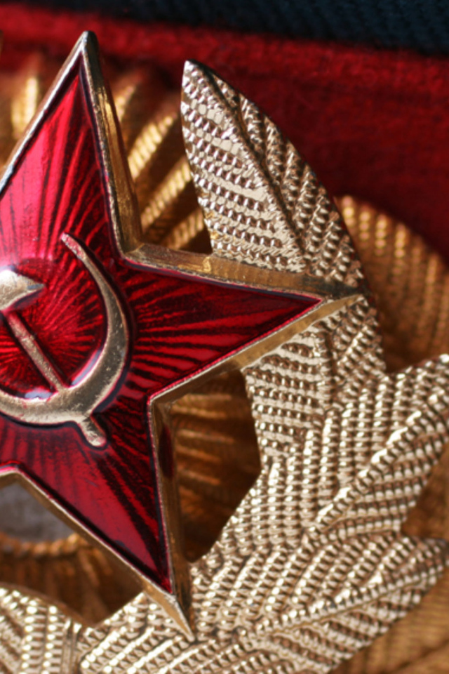 Красная звезда с серпом и молотом на фуражке 