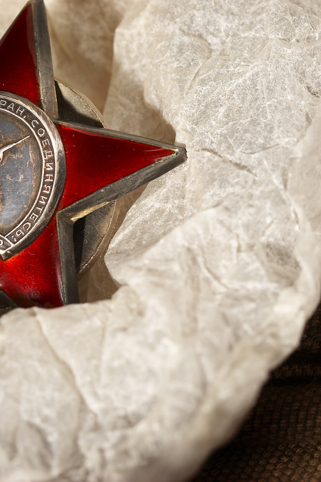 Значок со звездой лежит на бумаге 