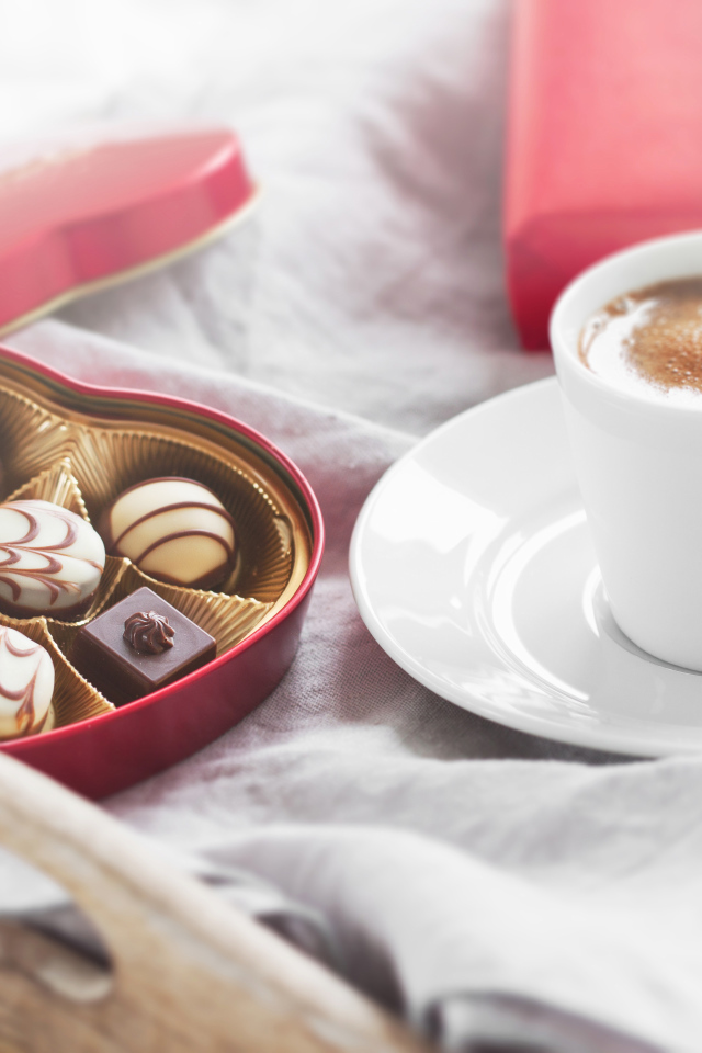 Чашка кофе и коробка конфет для любимой на 14 февраля 