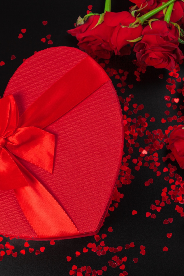 Большой подарок в форме сердца с букетом роз для любимой 