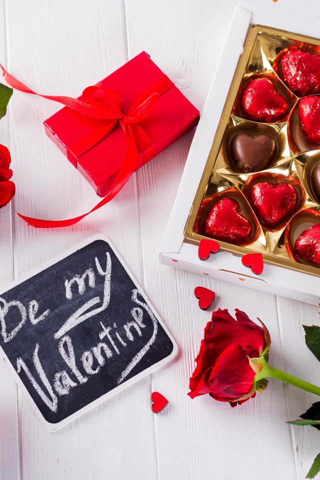 Коробка конфет с цветами розы и подарком на День Святого Валентина