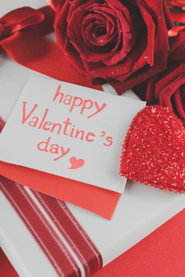 Подарок и открытка с цветами на День Влюбленных 14 февраля