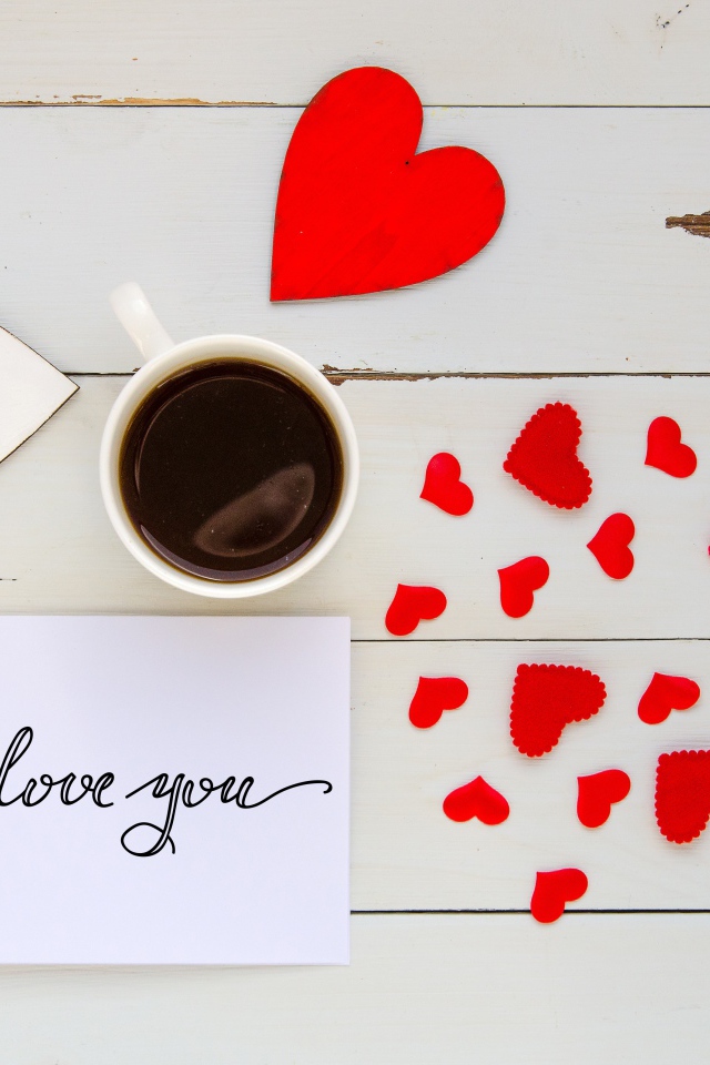 Сердечки и чашка кофе на столе для любимой на 14 февраля