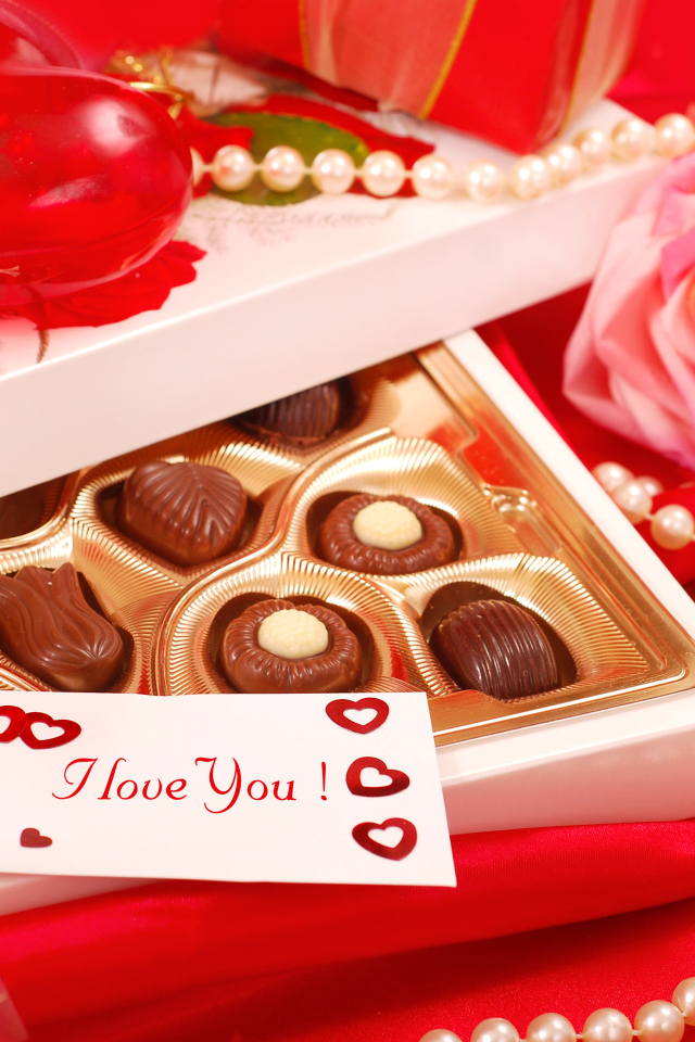 Жемчужные бусы, конфеты и роза для любимой на 14 февраля