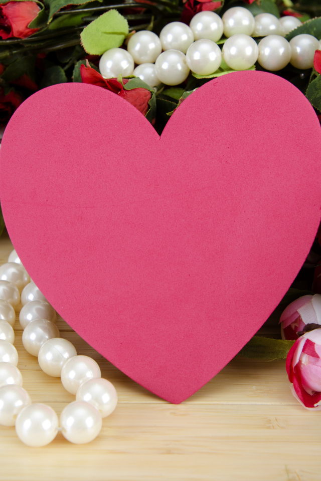 Розовое сердце, букет роз и бусы из жемчуга для любимой на день влюбленных
