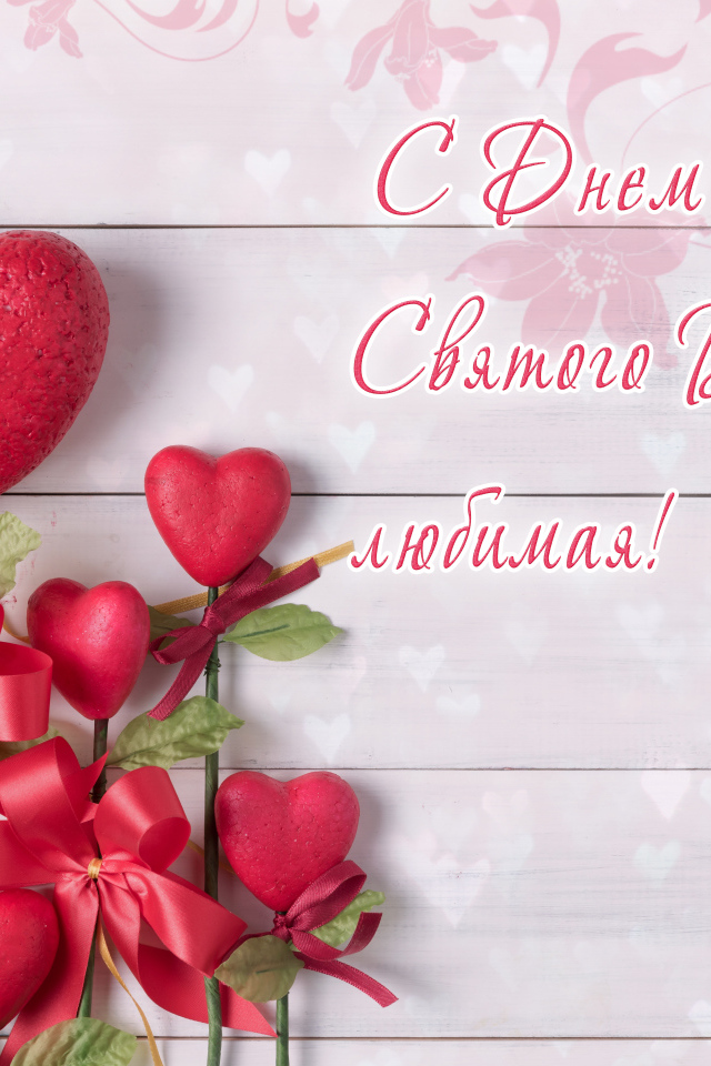 Красные сердечки на деревянном фоне на день Святого Валентина 