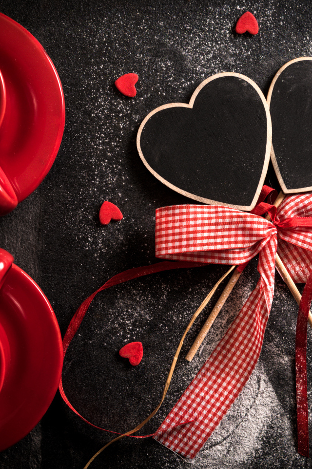 Две чашки кофе на столе с сердечками на 14 февраля 