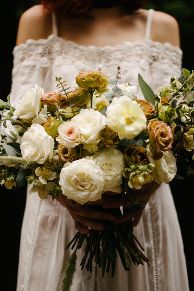 Красивый букет у девушки невесты на черном фоне 