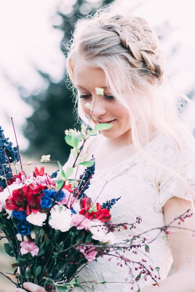 Красивая девушка невеста со свадебным  букетом в руках