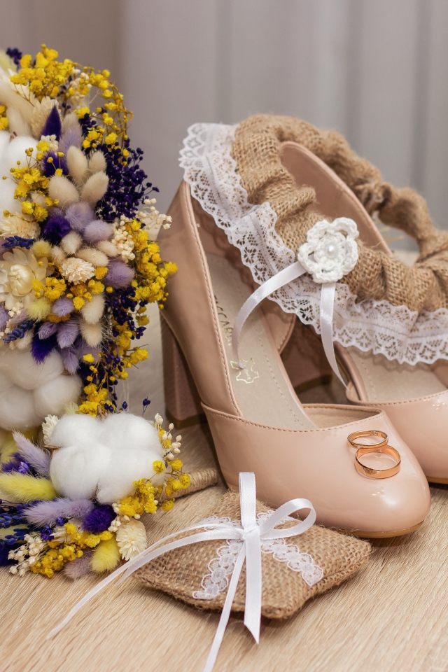 Букет цветов, туфли и обручальные кольца 
