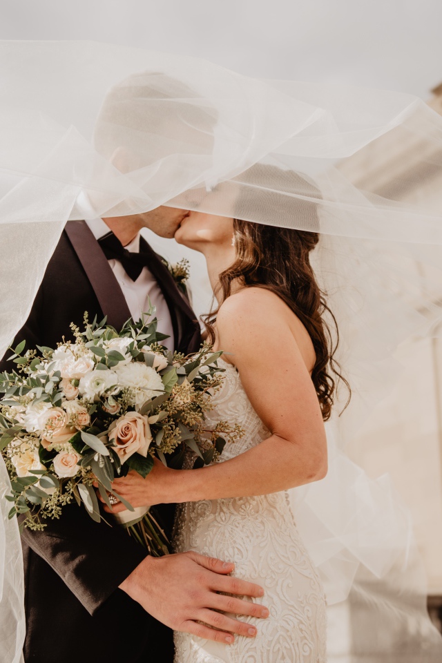 Сладкий поцелуй жениха и невесты 