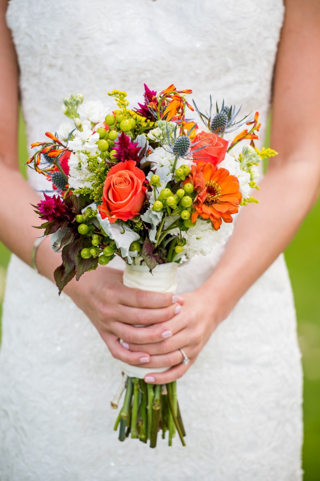 Букет невесты в руках у девушки в белом свадебном платье