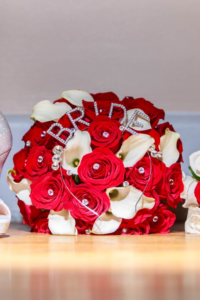 Два свадебных букета с белыми туфлями невесты 