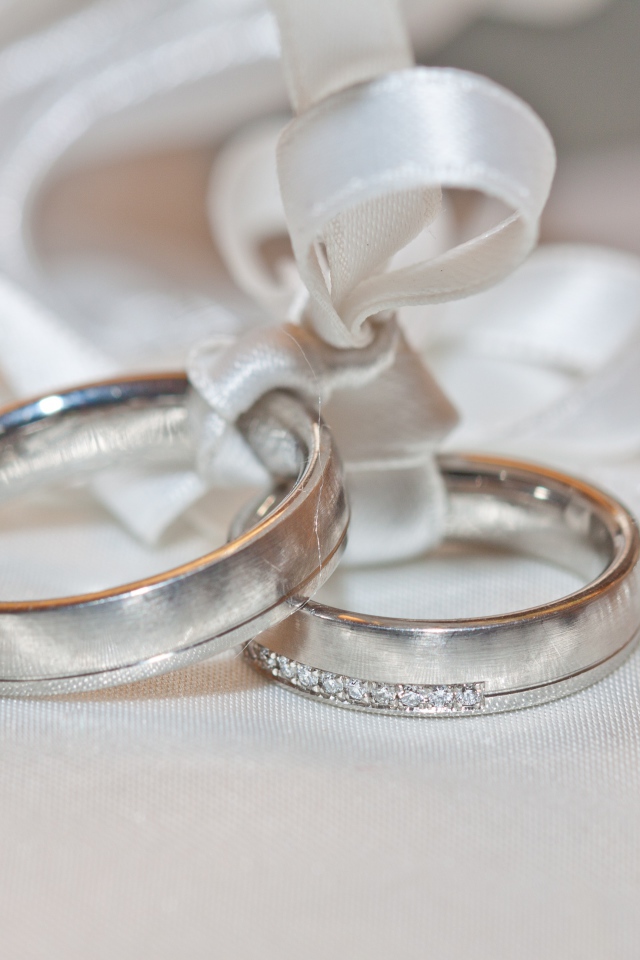 Два обручальных кольца на подушке с ленточкой