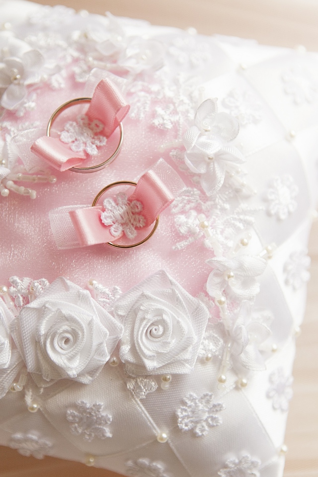 Свадебная подушечка с золотыми обручальными кольцами