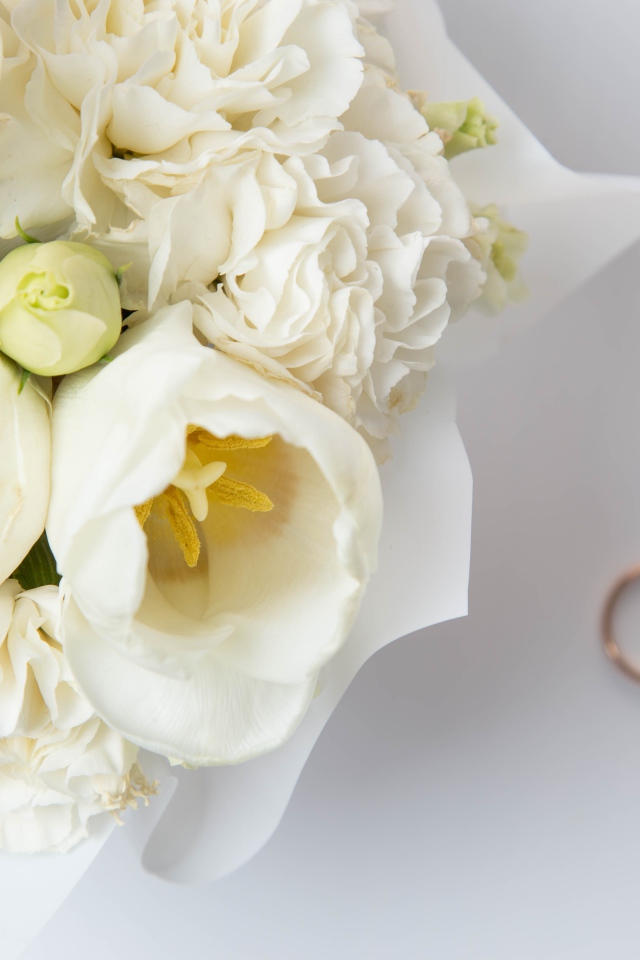 Белый свадебный букет с обручальными кольцами