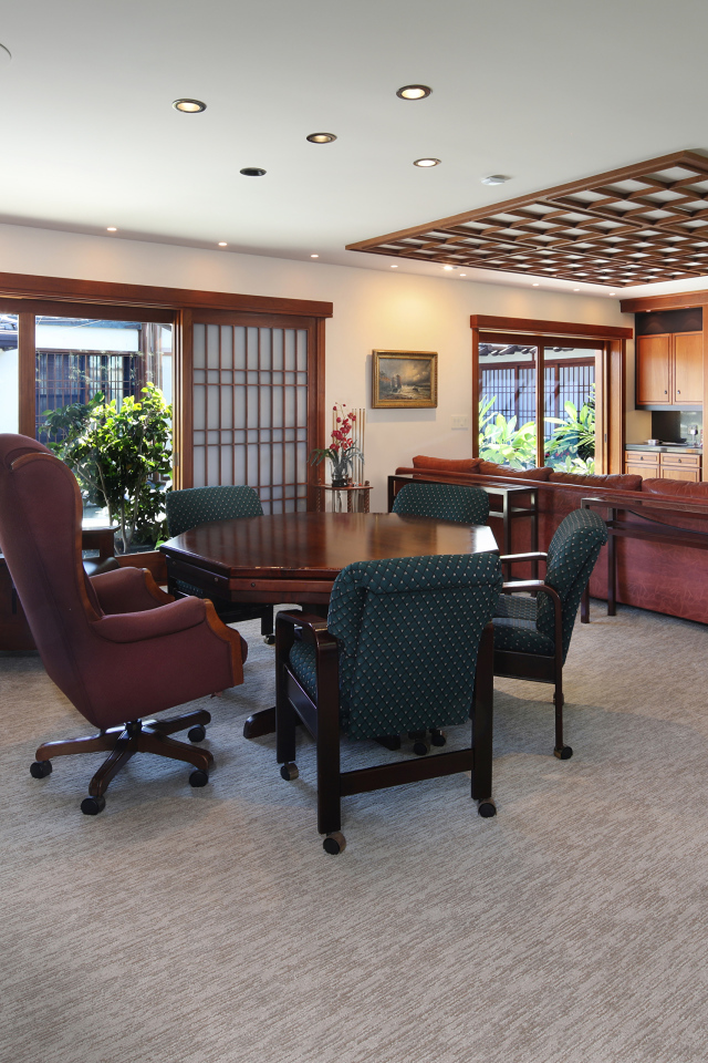 Большой просторный кабинет с дорогой кожаной мебелью