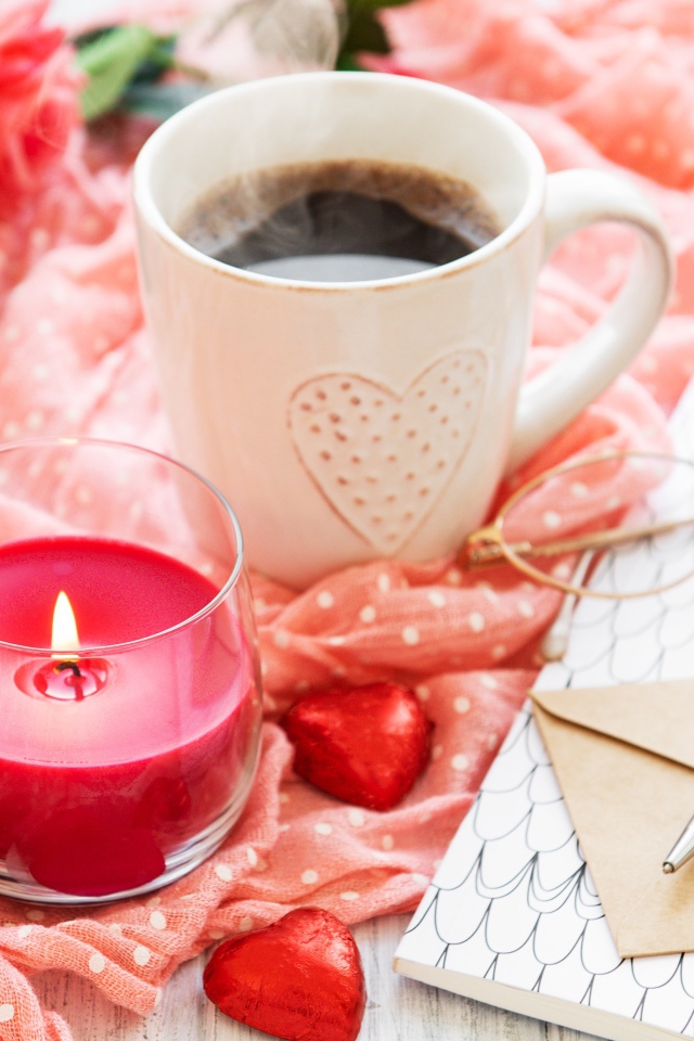 Чашка кофе, свеча, конфеты, букет роз и письмо для любимой