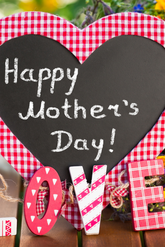 Большое сердце и надпись LOVE на день матери 