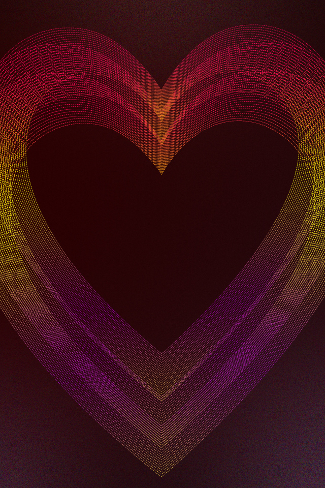 Большое неоновое сердце на бордовом фоне