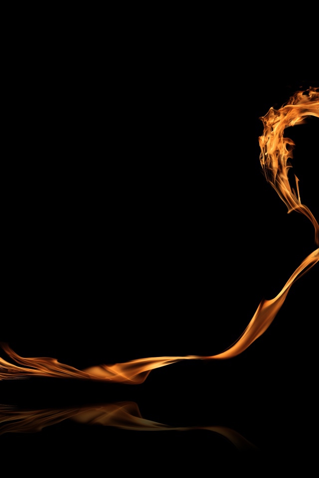 Яркое огненное сердце с длинным хвостом на черном фоне