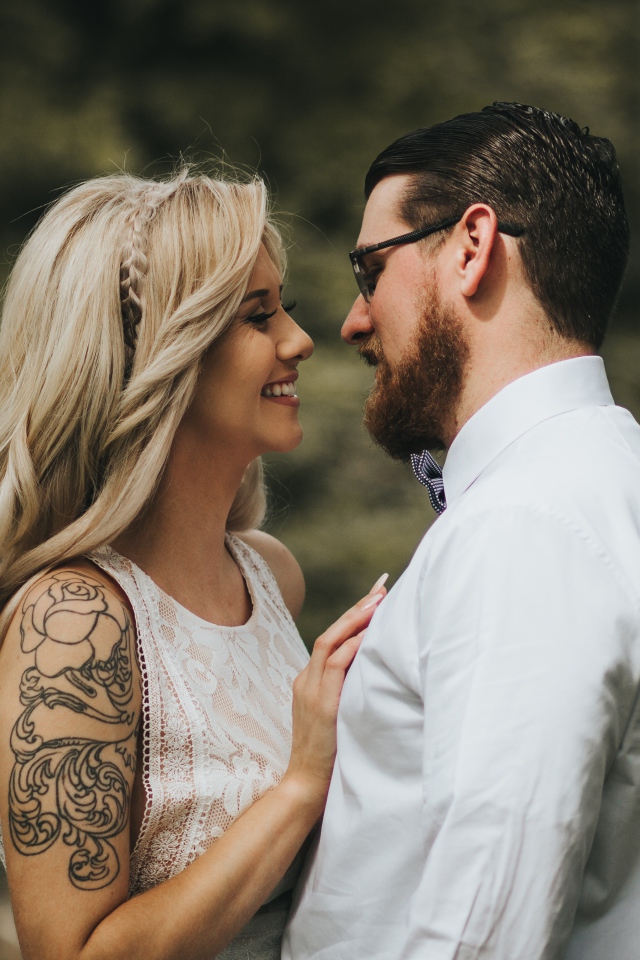 Влюбленная пара в белых нарядах 