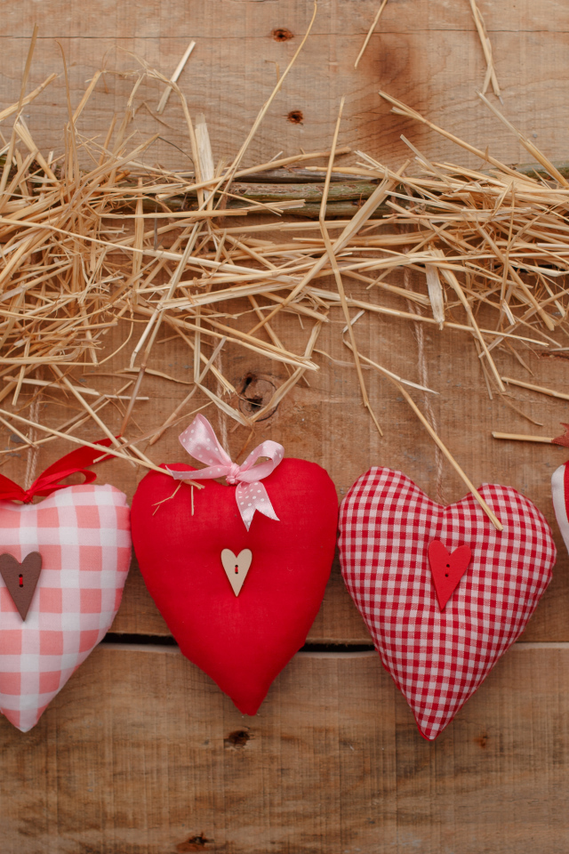 Тканевые сердечки на столе с сеном и веткой