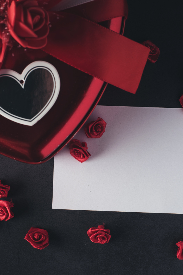 Подарочная коробка с листом бумаги и розами из ленты