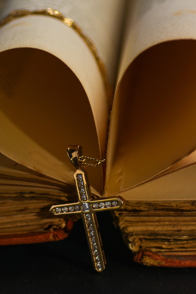 Сердце из страниц книги в золотым крестом на цепочке 