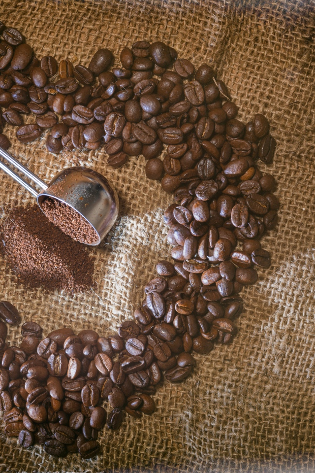 Сердце из кофейных зерен на мешке 