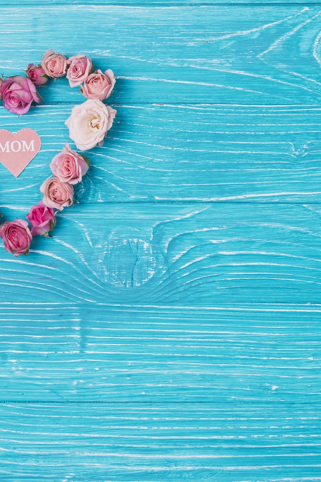 Сердце из цветом на голубом фоне для мамы