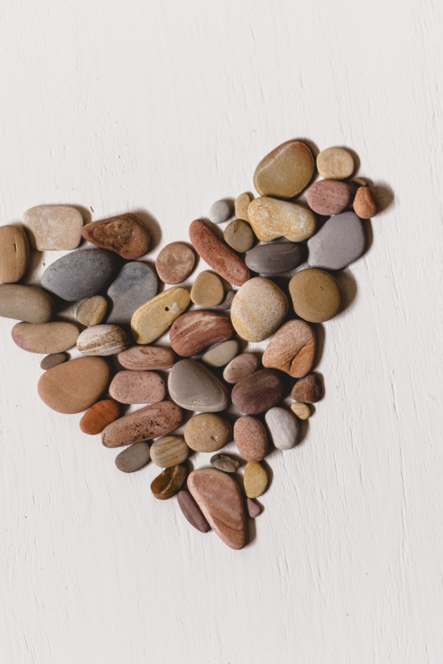 Сердце из камней на белом фоне