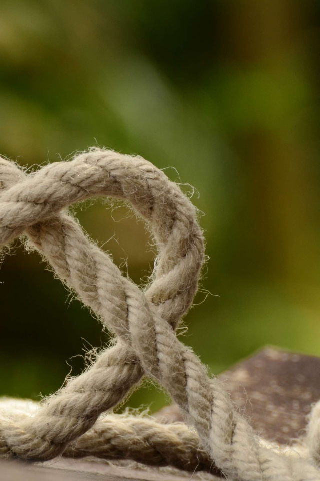 Сердце из бечевки на лавке 