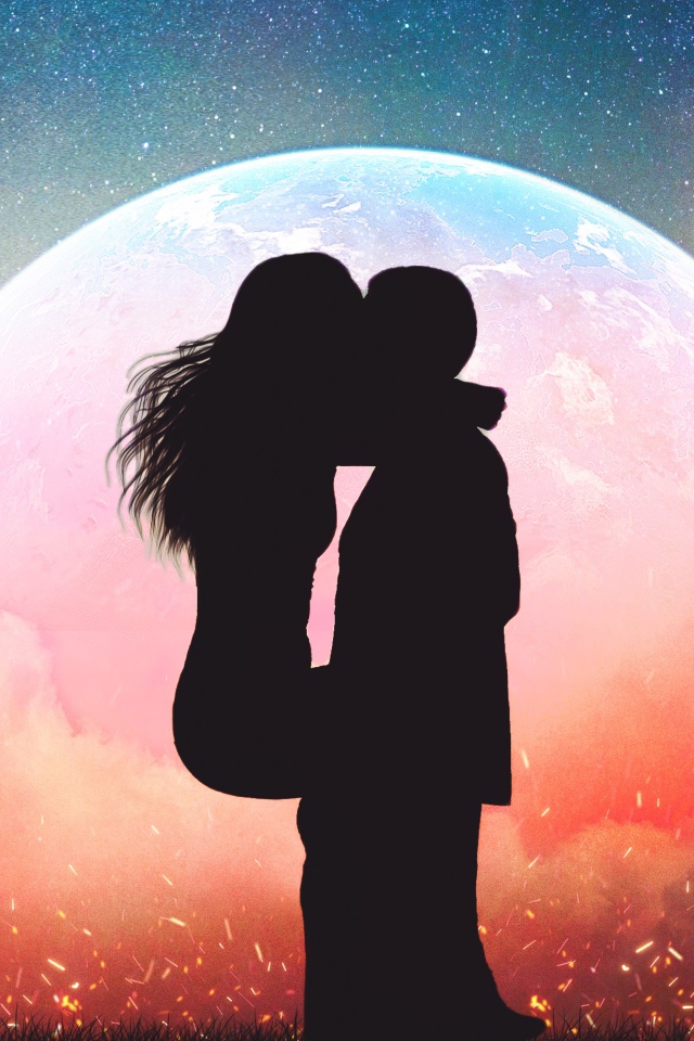 Поцелуй влюбленной пары на фоне планеты ночью 