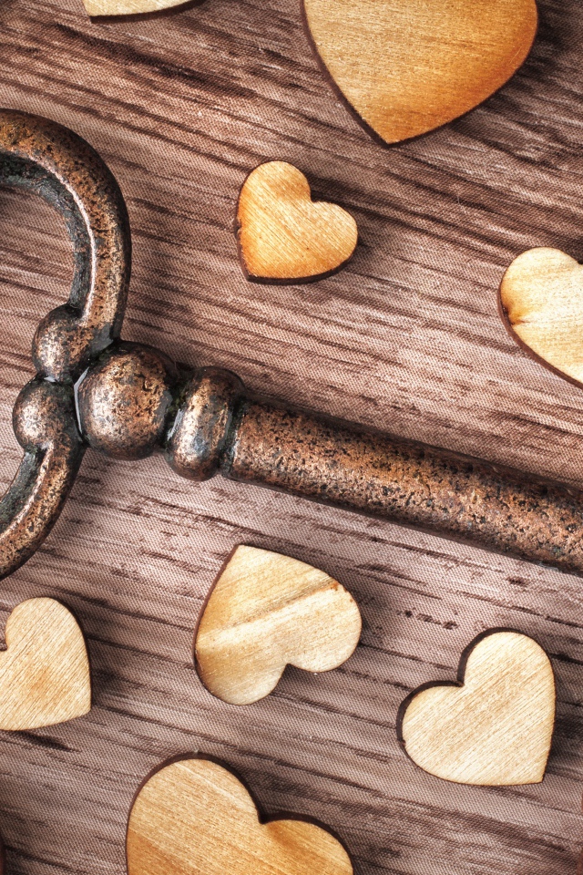 Большой железный ключ с деревянными сердечками 