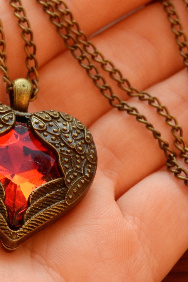 Кулон в форме сердца на ладони 