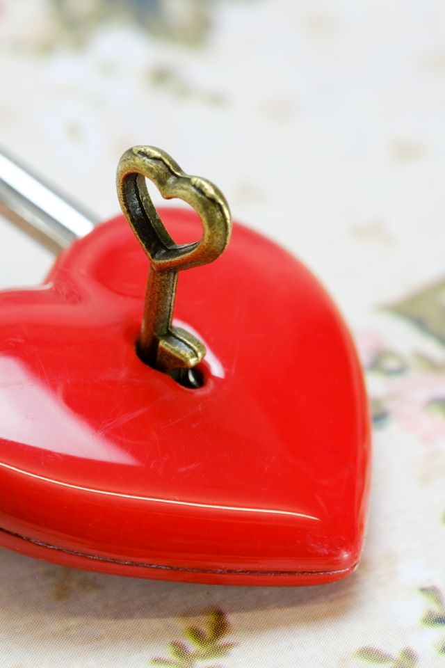 Красный замок в форме сердца с ключом